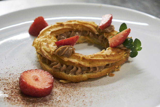 А за финал се насладихме на една франска класика -Paris-Brest с лешников крем и ягоди.