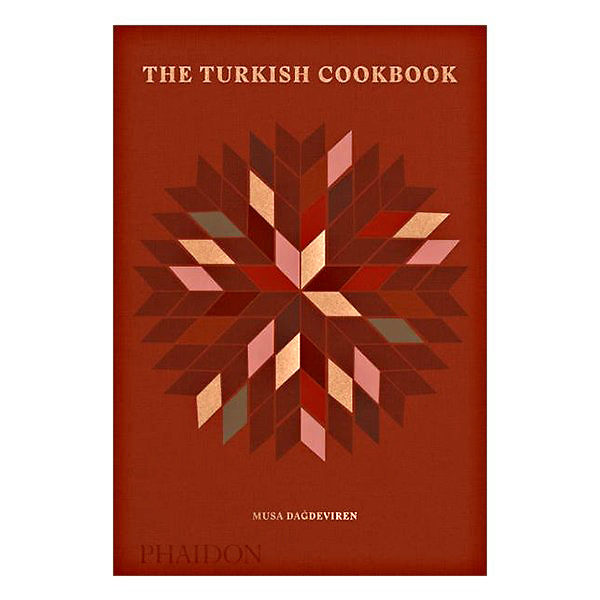 The Turkish CookbookMusa DaĝdevirenТя най-накрая е налице: красива, дебела, и от Phaidon. Имате ли я - имате може би най-подробната и добра колекция от турски класически рецепти. По-точно - 500. Напълно достъпни за всеки, който се е доближавал някога до печка."Трябва да се радваме, вместо да се фиксираме в това как да разделяме вкусовете и вярванията си. Или вместо да хвалим арменците за ястията им със зехтин, кюрдите - за месата им, турците - за сладкишите, турските гърци - за морските им храни, и да живеем заедно, уважавайки ценностите си, религиите си и начин на живот", казва авторът в увода на книгата си. Мъдро го е казал, и доказал с разказаните си рецепти.