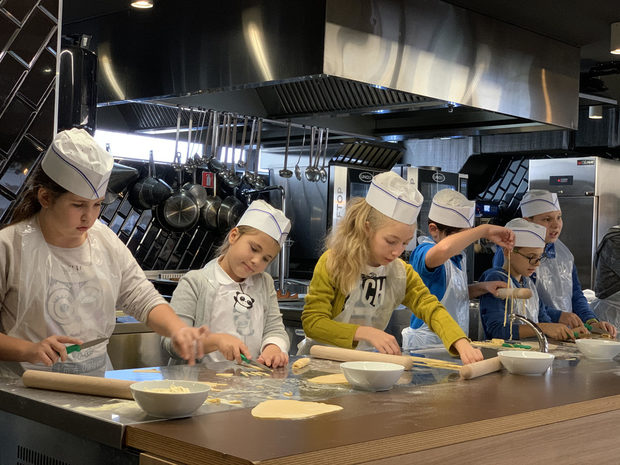 "Да сготвим щастие в кухнята на Светулка" е детска академия за любители готвачи, в която ще покажем на децата как лесно, бързо и с много настроение да си приготвят здравословна храна в домашни условия, като преди това сами са избрали най-качествените продукти. По време на курса ще научим малките готвачи как да пазаруват, как да съчетават правилно продуктите и да ги обработват, за да запазват полезните им свойства. Ще събудим у тях чувството за естетика по отношение на сервиране и хранене. Ще покажем основите за правилно поведение на масата. И всичко това, съчетано с много забавление и добро настроение.Рождени дни с готвене. Направете рождения ден на вашето дете едно незабравимо и специално преживяване. Рожденикът ще бъде истински masterchef в кухнята. Рецептите, които сме избрали предварително, се разработват и тестват от нашите готвачи, специално за децата. Ние не си играем на готвене, ние творим и празнуваме!МЯСТОТО Демонстрационният център за професионално кухненско оборудване ShowHow на ТОМЕКО е интересно и нестандартно пространство. Кухнята му е оборудвана с пълна гама от уреди и най-новите технологии в областта. Салонът е изграден изцяло от естествени материали, с уютна и стилна атмосфера и може да събере до 75 гости със седящи места. Демонстрационният център е проектиран така, че всеки от гостите да може да надникне зад кулисите на професионалната кухня и да наблюдава как шеф-готвачи творят кулинарните си шедьоври.ShowHow е място за срещи на професионалисти и почитатели на кулинарното изкуство, Избрахме ги заради въведените високи стандарти, отлично подготвения екипи, огромния потенциал на обекта, което ни дава възможността да разгърнем идеите си. Всичко за първия Бакхус Коледен Гурме Базар вижте тук.Научавайте новостите за събитието във Facebook.Купете билет онлайн с намаление тук.