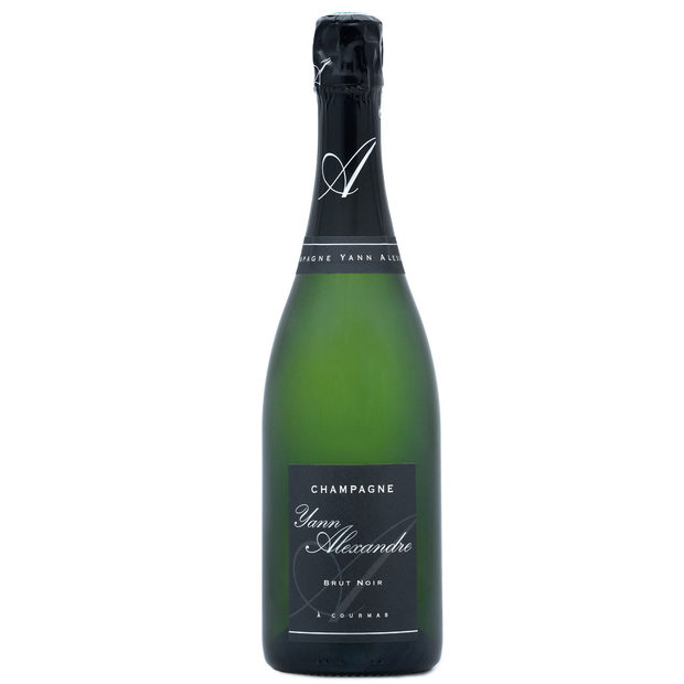 Yann Alexandre Grande Réserve Brut, Premier Cru Champagne NVСемейството на Yann Alexandre е осмо поколение в лозаро-винарския бизнес. Имението се намира в малкото селце Courmas, недалеч от Reims. Лозята се обработват с уважение към природата в търсене на перфектния баланс между земята, климата, правилните сортове и напрегнатото чакане на най-доброто време за прибиране на отлично узрелите зърна.Виното е един интересен прочит на Шампан, направен от една от малките изби в региона, до които рядко имаме възможност да се докоснем. Това шампанско е направено от Grand Cru масиви от шардоне, пино ноар и пино мьоние. Виното отлежава 7 години във винарната преди да достигне до нас.Къде: Seewines Цена: 79 лв.