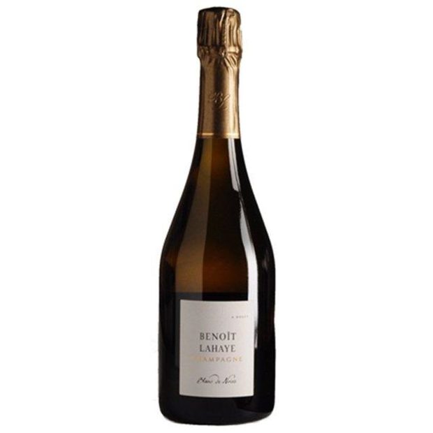 Champagne Benoît Lahaye Blanc de Noir NVBenoît Lahaye се намира в Bouzy, район Montagne de Reims и е една от малкото къщи в Шампан, която използва метода на биодинамиката. Шампанското на Benoit и Valérie Lahaye е вино, което истински показва своя тероар, с удивителна сложност и дълбочина, хармония от свежест и концентрация, и зрялост на плода. Това шампанско, което ще ви покаже едно различно и пивко лице на Шампан.Виното е направено от 100% пино ноар, като отлежава минимум 24 месеца върху фините утайки, категория екстра брут. Носът е многопластов и елегантен с нотки на цветя (акация, цъфнала череша), медено- ябълкови нюанси и нотки на крем шантили и топъл хляб. Фино тяло с елегантен, минерален финал. Къде: SeewinesКолко: 89 лв.