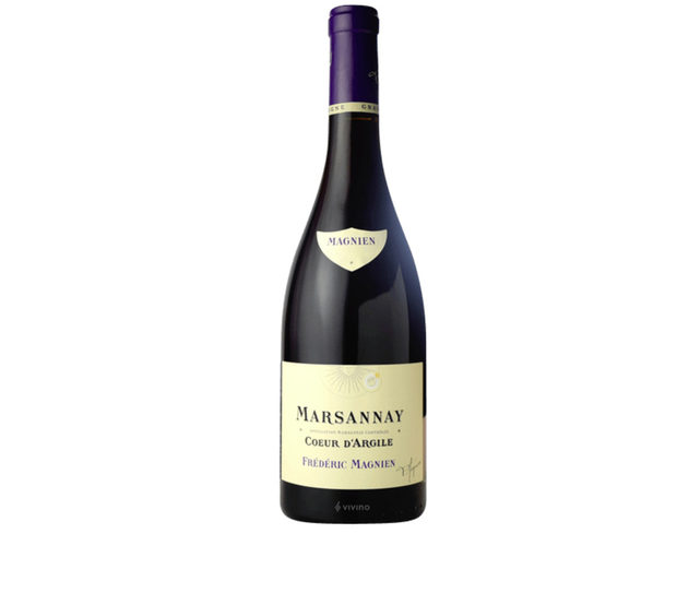 Frédéric Magnien Marsannay Coeur d'Argile Pinot Noir 2014Frédéric Magnien е пето поколение винопроизводител с подчертан новаторски подход във винопроизводството. Умело съчетаващ таланта си с тероара на Кот д'Ор, Фредерик Маниян се стреми да отглежда вина с най-високо качество като въвежда през 2010 г. биодинамичния метод в лозарството.Лозето за това вино се намира в Marsannay - най-северната апелация в Côte de Nuits, близо до Дижон. По време на винификацията се извършва студена мацерация в продължение на няколко дни, последвана от спонтанна ферментация. Виното отлежава 14 месеца в стари дъбови бъчви, а резултатът е елегантно вино с аромати на виолетки и череши, стегнато тяло и добър потенциал за отлежаване. Отлично се съчетава с агнешко и меки сирена.Къде: SeewinesКолко: 55 лв.