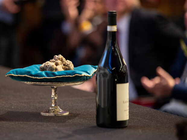 Търгът, който всяка година привлича погледите на гастрономи, инвеститори и медии, е известен не само с рекордните си цени.