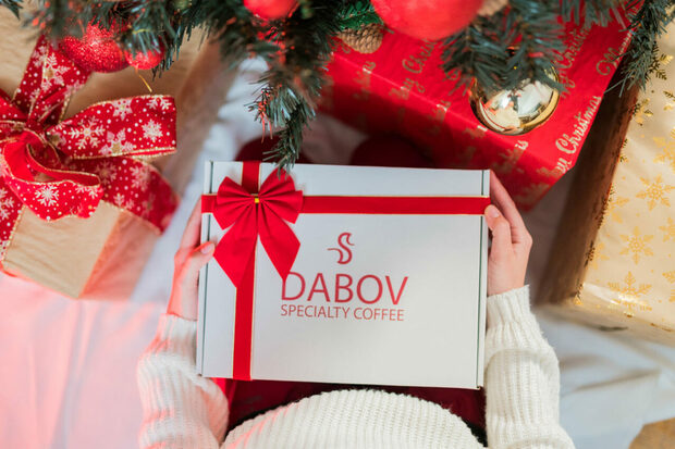 Кафе адвент календарКоледният календар от Dabov Specialty Coffee предлага 24 specialty кафета – по едно за всеки ден до празника, подбрани от Йордан Дъбов така, че да покажат най-добрите вкусови профили от различни страни. И както казва самият той: "да разкрият характерния вкус и аромат на своя регион и родна страна – от нежната сладост на Латиноамериканските държави до плътните, наситени нотки на страните от Африка и деликатния, богат вкус на държавите от далечната Азия".От тук