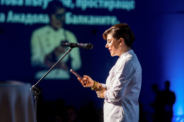 Тя пристигна специално за церемонията на "Бакхус", за да представи вкусовете на региона, от който идва. Мардин е родното място на шеф Демир, която след миграция на семейството й в Истанбул решава да се върне към корените си и да се посвети на съхраняването на кулинарното наследство наМесопотамия и превръщането на турския град в пример за това как гастрономията може да бъде двигател за обществена промяна. Създава икономически възможности за жените, бежанците и производителите в района, а инициативите ѝ насърчават устойчивото земеделие и нулевите отпадъци.