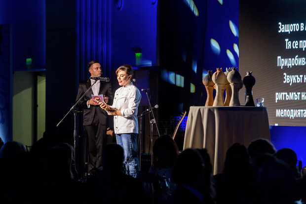 Заради дейността й тя е отличена с Basque Culinary World Prize 2023 и титлата "Световен герой на храната" на FAO за 2024 г. и става първият шеф в Турция с тези престижни награди. С над 25 години опит в социална гастрономия, земеделие и разви- 7 тие на общности, през 2025 г. тя е назначена в Президентския съвет по социални и младежки политики. В речта си шеф Демир каза още, че Анадола не е просто гео- графия, а е жива памет, пренасяща знанието, труда и хуман- ността на хиляди години. "Тези земи, които са дом на близо 12 500 биологични вида, със своите седем региона, четири сезона, разнообразни почвени структури, валежи, ветрове и климат, са един от най-мощните примери за щедростта на природата.