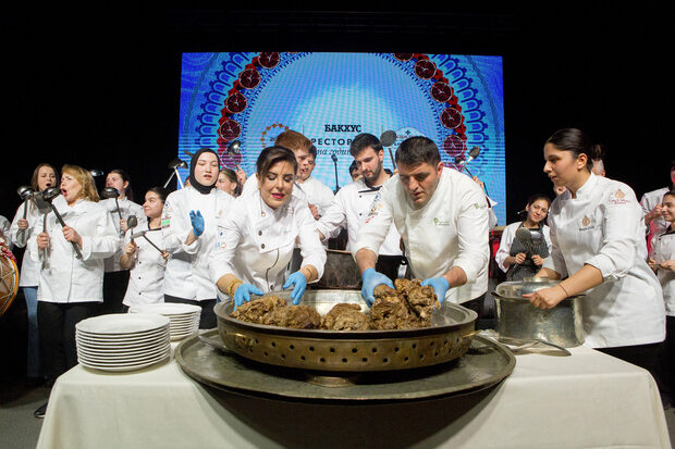 То се поднесе според традициите на Мардин - с ръце (и ръкавици) пред гостите - шумно и запомнящо се. Звукът на лъжицата, удряща в тенджерата, мелодията, която странства от сърце на сърце - това беше посланието на шоуто.
