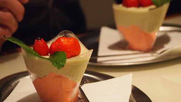 Сладолед ягода и шам-фъстък, украсен със свежи ягоди и мента, в очакване на френско розе