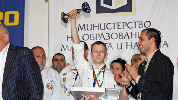 Антонио Иванов получи купата „Готвач на България 2013“ от Левон Хампарцумян, главен изпълнителен директор и председател на управителния съвет на УниКредит Булбанк