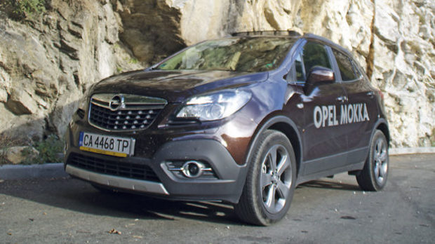 Opel Mokka - превъзходният малък SUV със задвижване на четирите колела и икономичен 1.4-литров бензинов турбодвигател се оказа изключително приятен за пътуване през Родопите: бърз, компактен и преодоляващ с лекота специфичните препятствия. Разкошна екстра се оказа отваряемият прозорец на покрива – светлината и въздухът, които пропуска, постоянно ти припомнят да дишаш дълбоко.