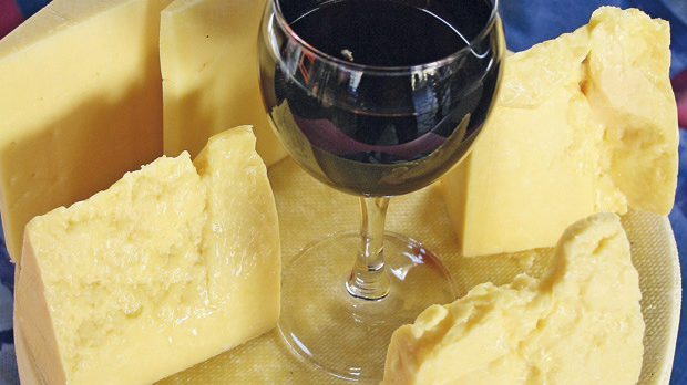 Пармезан – твърдо италианско сирене с пикантен вкус. Зрее минимум 6 месеца, но е най-добро след втората година
