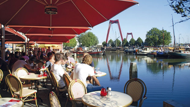 Старото пристанище на Ротердам е живописно и оживено място за висене на чаша бира или капучино.