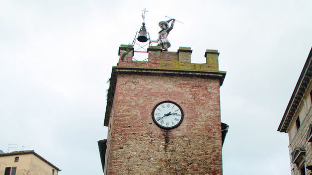 Часовниковата кула на Монталчино отмерва времето на вече няколко стотин реколти