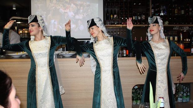 Момичетата от школа за арменски народни песни и танци – Наири, София, с художествен ръководител Емма Шахинян