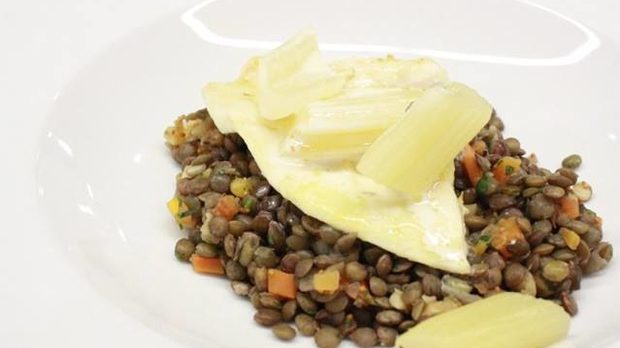 Филе от лаврак върху топла салата от леща – с лешници, смокини, селъри и сос от панчета