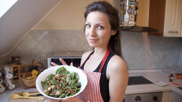 Кремена Дервенкова със салата от спанак, авокадо, сушени домати, киноа и копринени буби