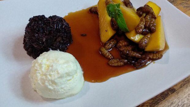 Азиатски десерт: манго с черен ориз в компанията на ванилов сладолед, кленов сироп, мента и копринени буби