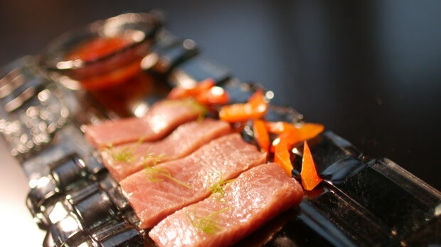 Торо стек: корем от риба тон, маринован в сос от стриди и домашно сладко чили