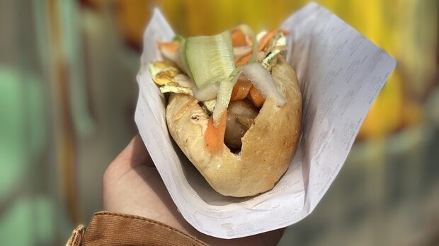 Bahn Mi дог в Rolling Dogs