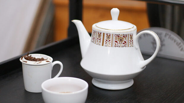 Шриланкийски порцеланов чайник в класически английски стил
