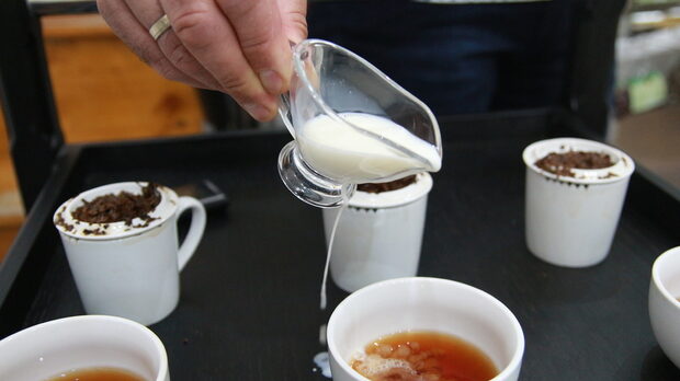 Прибавяне на прясно мляко в шриланкийски черен чай
