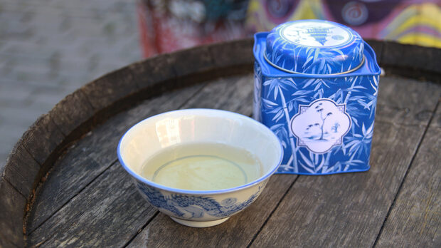 Сребърни игли в традиционна китайска порцеланова чаша