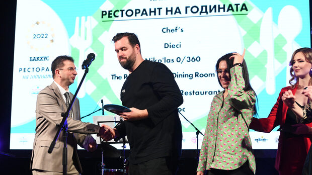 Ивайло Анков, управител на Авенди, обявява голямата награда - Ресторант на годината 2022