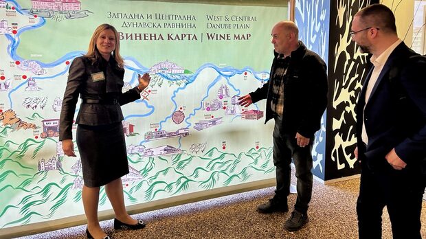 Еми Маринова, Chateau Burgozone, и Емил Цветанов, директор на Института по лозарство и винарство в България