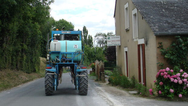 Трактор за лозя до село Сансер