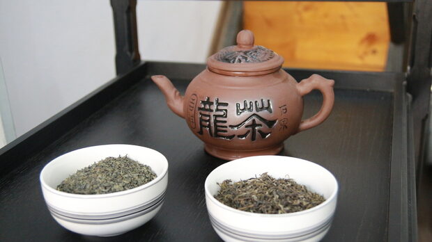 Вляво Чун Ме, вдясно Мао Фенг, на заден план - глинен китайски чайник