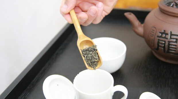 Чун Ме в традиционна бамбукова лъжица за сух чай