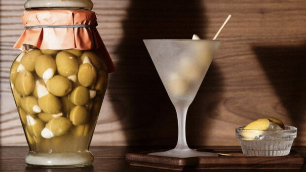 Една от емблемите на бара е Leone Martini – предварително разреден wet martini, сервиран директно от бутилка от фризера върху ръчно изработена дървена табла. Комбинацията от италиански джин, марсала и капка портокалов цвят завършва с маслина, пълнена с бадем. Класика, направена с характер и уважение към времето и продукта.