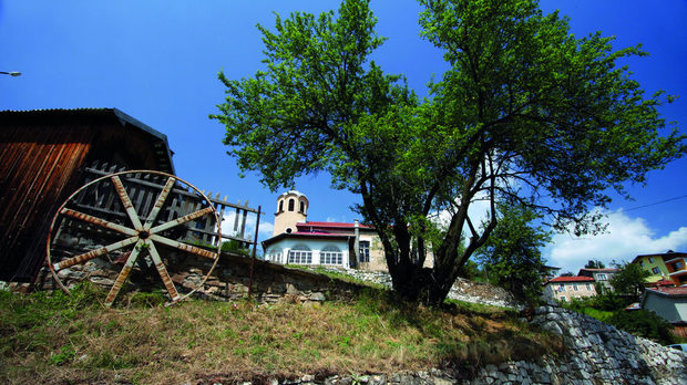 Църквата „Свети Пантелеймон“ е център на съживеното покрай туризма село Проглед