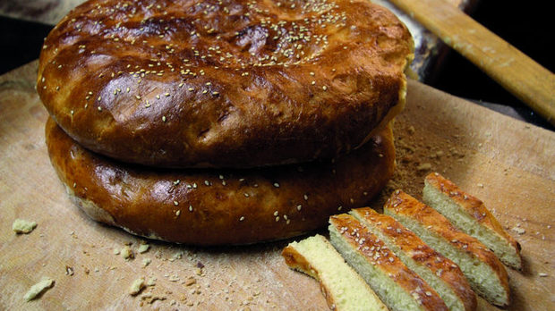 Пиде
Леко сладката турска питка, поръсена със сусам - мека, овална, със златист цвят - е една от иконите на националната кухня. 
