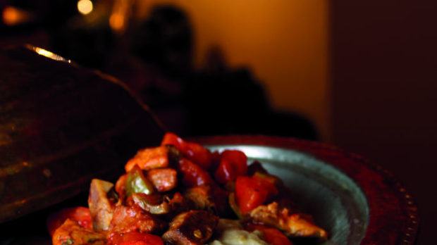 Хюнкяр беенди 
Това е ястие, което според популярната легенда трябва да е короната на турското кулинарното изкуство. В груб превод името му означава „харесва му на падишаха“. Историята му, поне според преданията, е като на тортата "Захер" - готвач получава неочаквана поръчка от високо и докато се чуди как да се справи, проявява своя кулинарен гений. Само разликата е, че поръчителят не е Клеменс Метерних, а анонимен турски падишах.
Готвачът запретва ръкави и дава най-доброто от себе си. Прави пюре (естествено, от патладжани), върху което нарежда парченца крехко агнешко, и залива със сос от чушки, домати и подправки. В побългарения си вариант ястието се поднася с настърган кашкавал.  