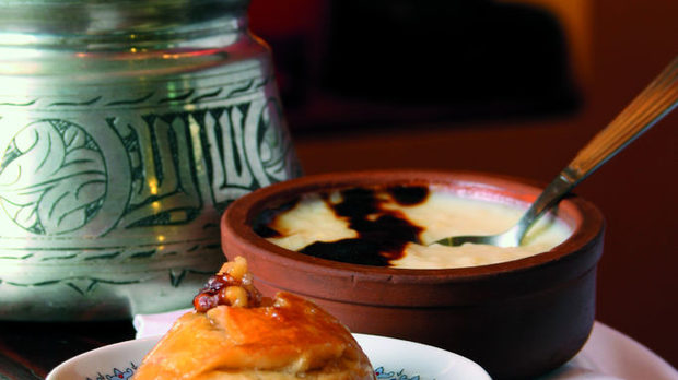 Шекер пааре и сутляч
Султанки, тюрбанки, кадънки, сарайки, кадън гюбек - десертите с нежни имена и много шербет са запазена марка за турската кухня. Шекер пааре са сиропирани курабийки. Всяка домакиня, и бедна, и богата, ги прави в Турция. Лесни са - маслено тесто, яйчица, бакпулвер и заливка със захарен сироп.
