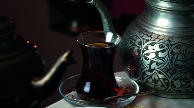 Баклава
Баклавата е сред най-популярните десерти не само в Турция, но и по света - според последни статистики Анкара изнася 210 тона годишно - сладкиши на стойност 1.7 милиона евро. Съвсем обяснимо - пълнена с ядки и сиропирана, тя е сладкият финал на всяко ядене и като че се явява именно тогава само за да те накара да тръпнеш в очакване на следващото хранене. И на неговия финал.
