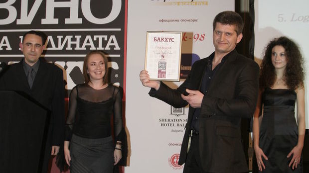 Създателите на конкурса "Българско вино на годината" 2008 Юлия Костадинова и Емил Коралов връчиха грамоти за вината от второ до пето място.