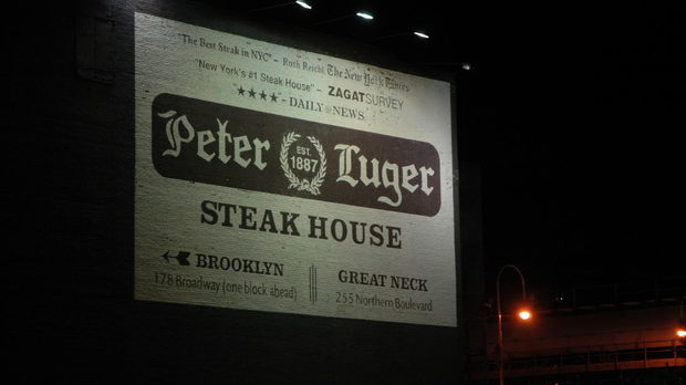 Билборд на Peter Luger Steak House срещу самия ресторант