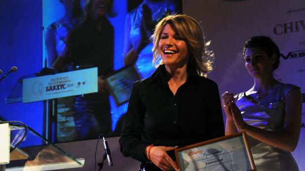 Теодора Попова, изпълнителен директор на "Капитан Кук", получава наградата на dir.bg за най-добър сайт на ресторант.