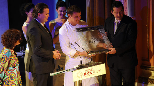 Албена Шкодрова, главен редактор на сп. "Бакхус", Андреас Ларсън, сомелиер, връчват наградата "Ресторант на годината" 2010 на Йонко Дяков и Любомир Стоянов от "Акант руж".
