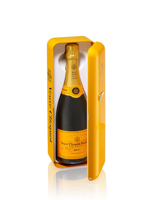 Ако е шампанско, да е Veuve ClicquotЛимитирана серия шампанско за тези, които празнуват без компромиси. Всяка бутилка (Veuve Clicquot Brut или Veuve Clicquot Rosé) се продава в мини ретро хладилник, който запазва течността изстудена за 2 часа. Има ги в розов и жълт вариант. Кутиите са дело на артиста Denis Boudard ot QSLD Париж и само един поглед е достатъчен, за да се влюбим в тях. В по-добите магазини за вино | препоръчителна цена 85.99 лв.