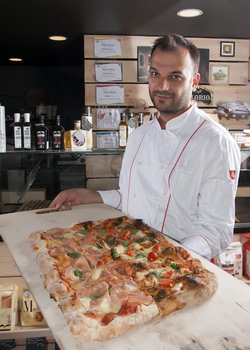 "Скъпи приятели,"Da Bono focacceria pizzeria" предлага на вашето вкусово внимание традиционни фокачи от няколко района на Италия, пица "Pala" и десерти. При нас може да опитате характерната за цяла Италия пица "Pala" (пица на лопата), филони и ротоло от Наполи, сицилиански кренвиршки, фокача Романа, пицети рустичи и десерти като касата сичилиана и домашно тирамису.За да пресъздадем автентичния вкус и изживяването от италианската храна, използваме висококачествени италиански брашна и продукти за изготвянето на нашите кулинарни идеи. Истинската магия се постига благодарение на страхотния ни екип, начело с нашия майстор-пицар, който в продължение на 20 години черпи опит директно от старите майстори в Италия.Заповядайте при нас да опитате от магията. Предупреждаваме, че води до пристрастяване!"Екипът на da BonoВсичко за Бакхус StrEAT Fest вижте тук.