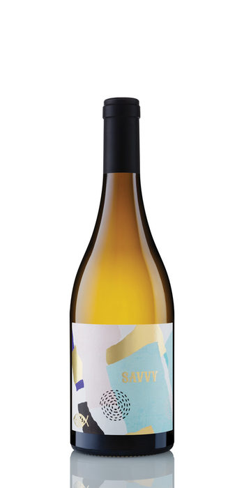 Savvy / Sauvignon Blanc 2016Копирането на нахалния новозеландски стил никога не ни е било цел. Интересен за нас е богатия стил, в който се преплитат зелените нюанси на мъхесто листо, аспержи, индрише с ароматите на барут, "чиста пот" и тропически плодове. Свежестта не е за сметка на обема. Топлата реколта спомогна за комплексността на виното, въпреки че гроздето за него дойде от три от най-северните лозя в България. Виното е декантирано без да е филтрирано, за да го запазим възможно най-близко до естествената му природа.Всичко за Бакхус StrEAT Fest вижте тук.