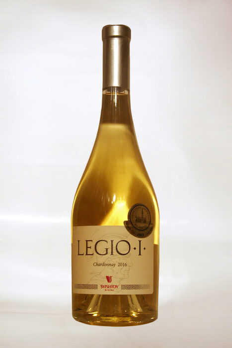 Svishtov Chardonnay Legio I 2016 / ценова категория 15 - 20 лв.Ето едно забележително шардоне, което за пръв път опитах от предходната – 2015 реколта. Още тогава се възхитих на северната му въздържаност и дълбочина и бях очарована от настоящата 2016 – още по-комплексно, още по-класическо и жизнено шардоне с минерален характер, но и с плътно, добре структурирано тяло, което му предрича дълъг живот. Очаквам и следващата реколта от това вино и се надявам, че тя ще е също така впечатляваща.Характеристиката на DiVino: Златистозелено с искрящ, бистър цвят. Носът е елегантен, сложен и деликатно пикантен с нотки на папур, бял пипер, лайм и маракуя. Обе мо и гъвкаво в устата с фина, цитрусова свежест и минерален финал.