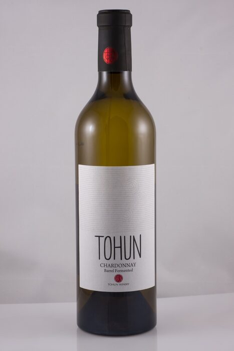 Tohun Sauvignon Blanc 2016 / ценова категория 15 - 20 лв.Пазарният хит от десет години насам в белите вина е совиньон блан. Затова и почти всяка българска изба го предлага – чист или в най-различни купажи. От редиците със совиньон блан, които съм опитала напоследък, този най- ми е на сърце. Елегантен, без да е агресивен, сортов и чист, но заоблен и сочен, това е не просто много добър совиньон, това е отлично бяло вино и чудесно свършена работа на Даниела Стаматова, енолог на изба "Тохун" в Поморие. Гроздето е от собствените им лозя, в близост до морето, затова и виното си плаче да бъде отворено там, където е роденоХарактеристиката на DiVino: Бистро, свежо, сламесто-зеленикаво на цвят. Сложен и съблазнителен нос на типичен жълт совиньон с нотки на маракуя, захаросан цитрус и мокър мъх. Заоблено и плътно тяло с елегантна структура и пикантност, фокусирано, сочно и дълго до финала. Класен совиньон блан.