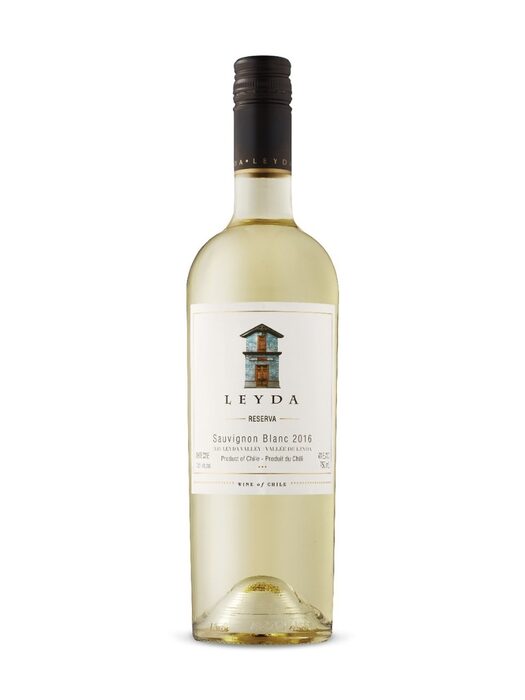 San Pedro Leyda Reserva Sauvignon Blanc 2016 / ценова категория 10 - 15 лв.Връщайки се на темата совиньон блан, трябва да се каже, че от всичко, което пазарът жадно поема, новозеландският совиньон блан е най-пръв сред първите. Тенденцията, която се очерта преди 10 години, продължава с пълна сила и днес, но, слава богу, има и други совиньони, които внасят разнообразие в този тренд. Ето един от тях, който страшно обичам. Заради чилийския му специфичен характер, в който сякаш цялото море се е събрало, заради звънливата му свежест и не на последно място – заради цената му.Характеристиката на DiVino: Искрящ, златисто-зелен цвят. Отличен сортов нос с нотки на коприва, чемшир, грейпфрут и цариградско грозде. Сочно, стопено и същевременно освежаващо в устата с гъвкаво, средно тяло и дълъг ароматен финал.