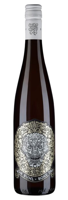 Von Buhl Bone Dry Riesling Trocken Pfalz 2017 / ценова категория 20 - 25 лв.Където и да ходи почитателят на ризлинг (в мое лице), накрая финишира в родното място на сорта – Германия. Ето един класически ризлинг с великолепна структура и потенциал за отлежаване, все още млад, но ултрасвеж (типично за сорта) и елегантно гъвкав. Дискретността му е предизвикателство за сетивата и трябва да се съсредоточите, когато го опитвате, но за сметка на това е с впечатляваща визия и абсолютно справедлива цена. Избата е "Вон Бул" от областта Пфалц и е отскоро на пазара, но е една от новите ми находки, които си струва да опитате.