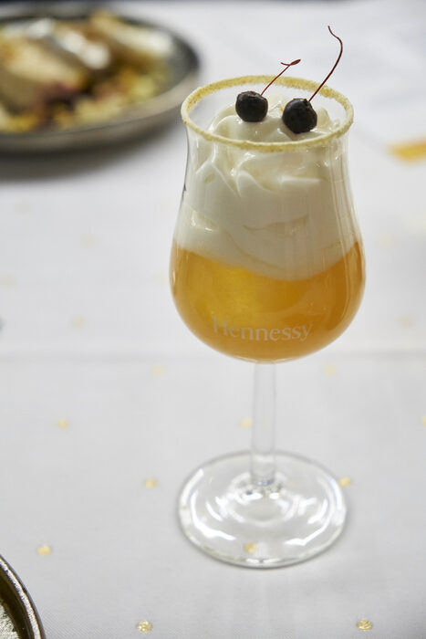 Името на коктейла е Pear and Cardamon Sidecar. Основата е Hennessy VSOP допълнена с ликьор Bénédictine, пюре от поширани круши във вермут, лимонов сок, битерсова тинктура от кардамон, и цитрусова пяна.