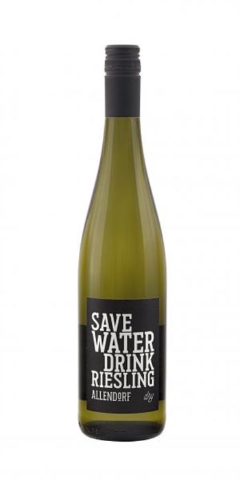 Fritz Allendorf Save water drink Riesling 2018Семейство Алендорф живее и прави вино без прекъсване от 13 век в една много живописна част на района Райнгау, близо до Винкел и Рюдесхайм. Днес избата се ръководи от дуото брат и сестра Улрих и Кристине, заедно с ентусиазираната помощ на цялото семейство. Целта на Улрих е да прави вина, които са лесни за разбиране, без ненужна претенция и които винаги носят щипка забавление.Save water drink Riesling (Пестете вода, пийте Ризлинг) е базовият клас ризлинг на семейство Алендорф и целта му е точно това - да е толкова пивко и приятно вино, че да го пиете без да се замисляте. Това вино е и един отличен начин да избягате от добре познатите совиньон блан и шардоне и да опитате нов сорт, който да разнообрази виненото ви пътешествие. Виното е свежо, с балансирани киселини и нотки на тропически плодове и бели цветя.Къде: Le Petit QuchéКолко: 23.50 лв.